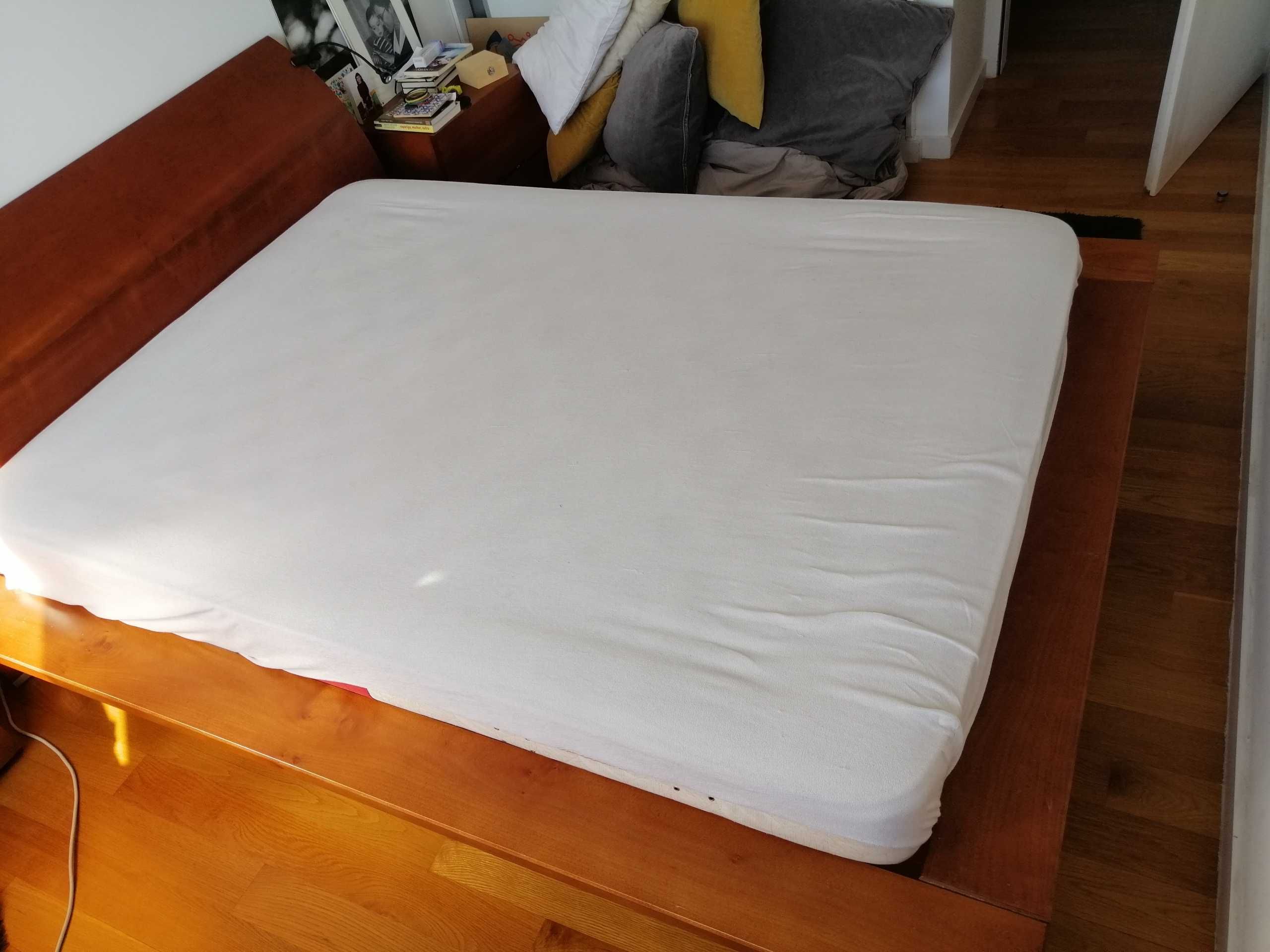 Cama de casal em cerejeira