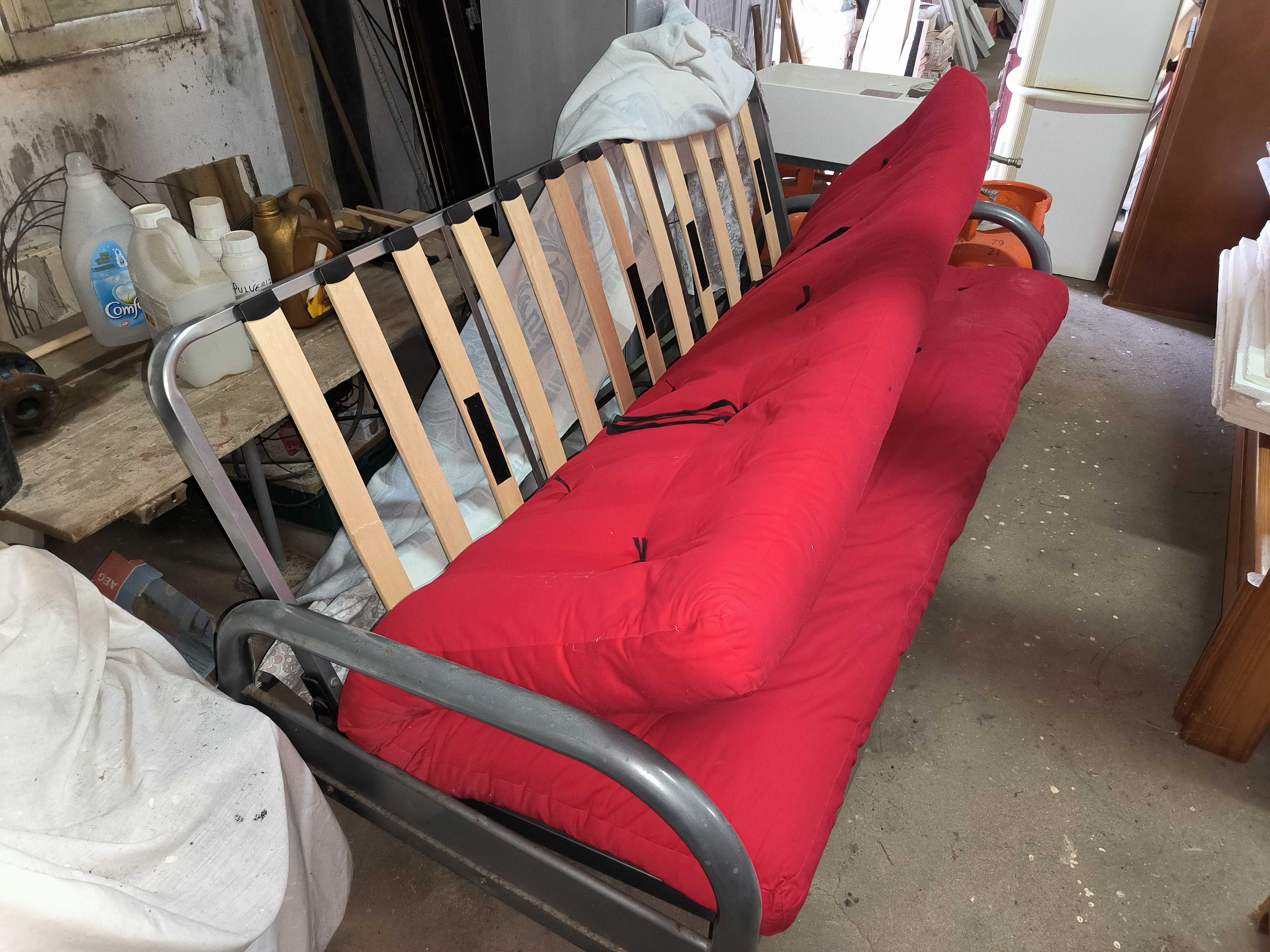 Sofá-Cama de Casal, com estrutura metálica e colchão