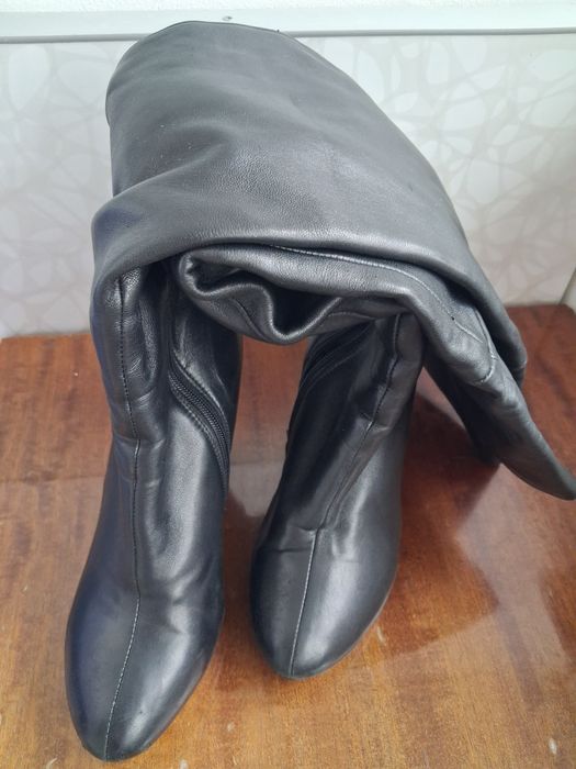 Жіночі ботфорди у гарному стані на підборах