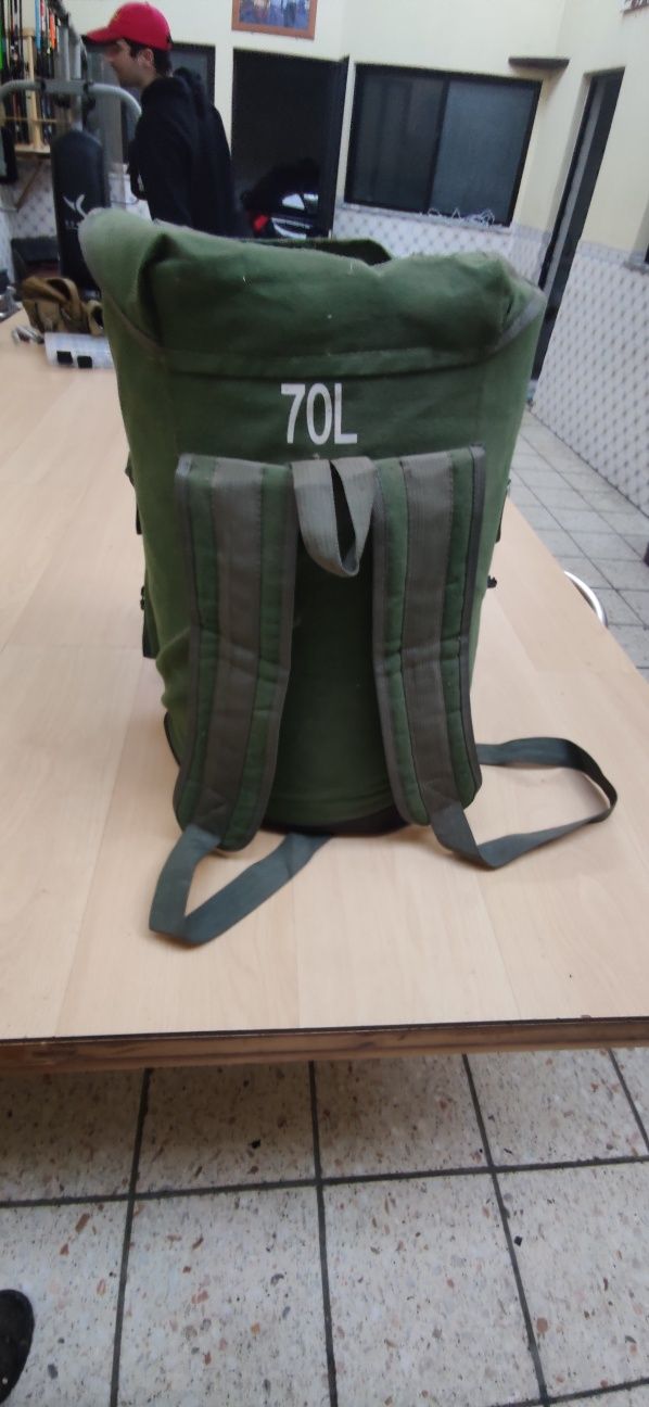 Bolsa de pesca para trazer as costas com vários bolsos e balde para tr