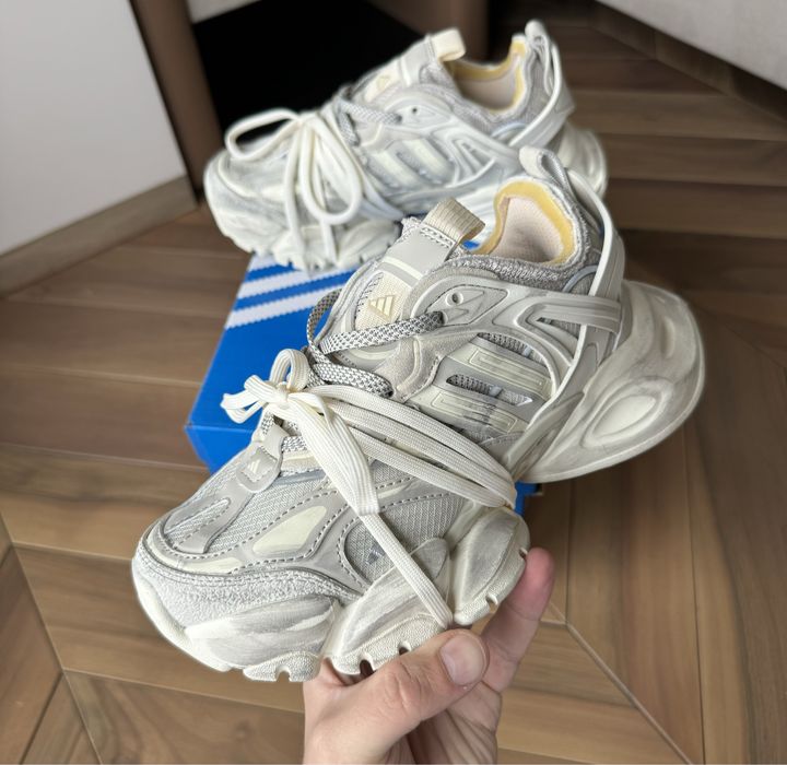 NEW Adidas XLG Runner beige (in box)
