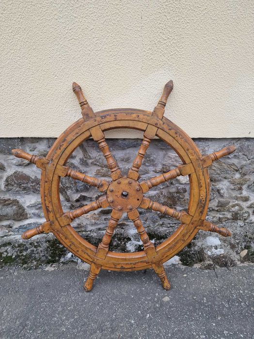 Leme de barco antigo em madeira