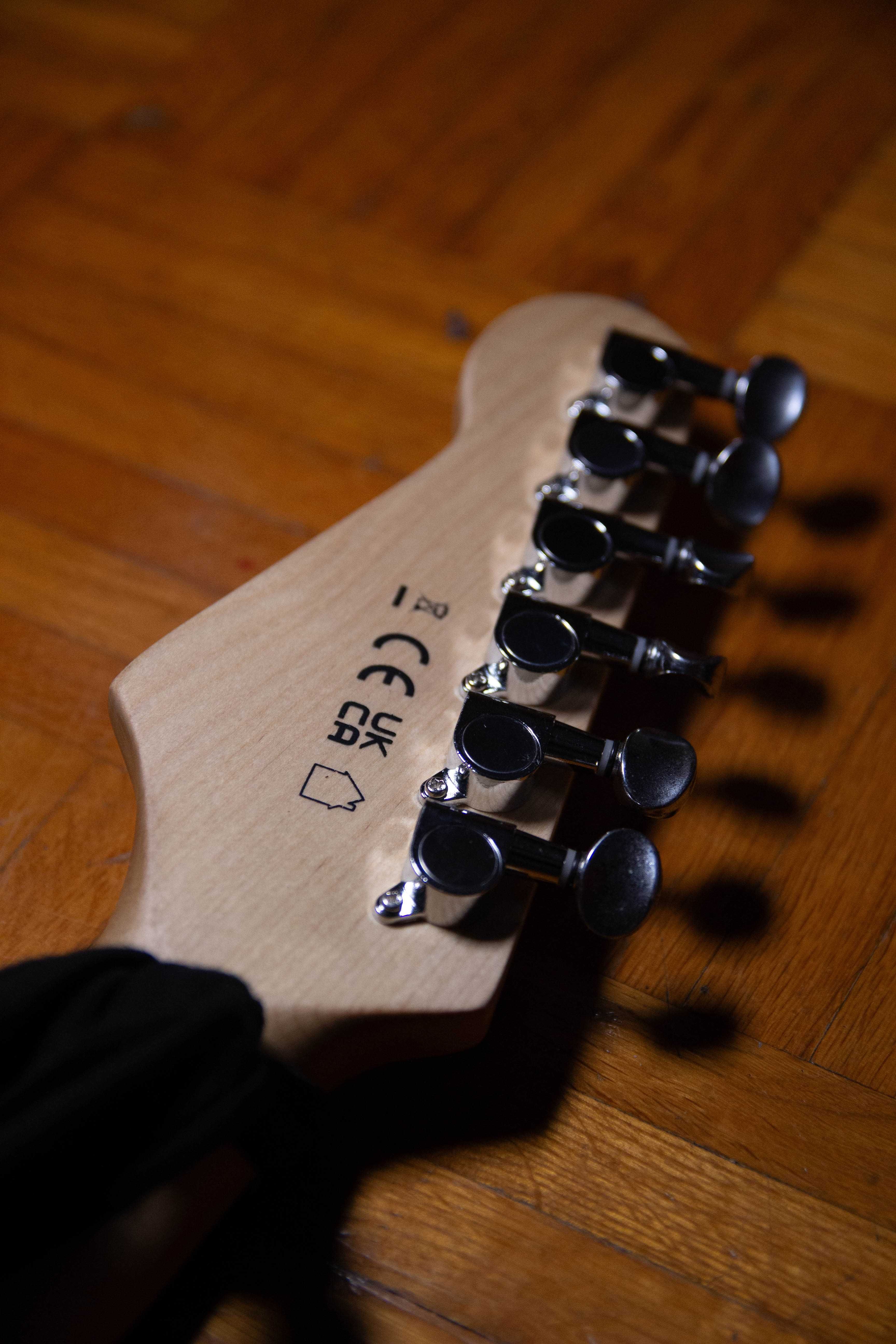 Guitarra elétrica Gear4music Modificada + saco e strap
