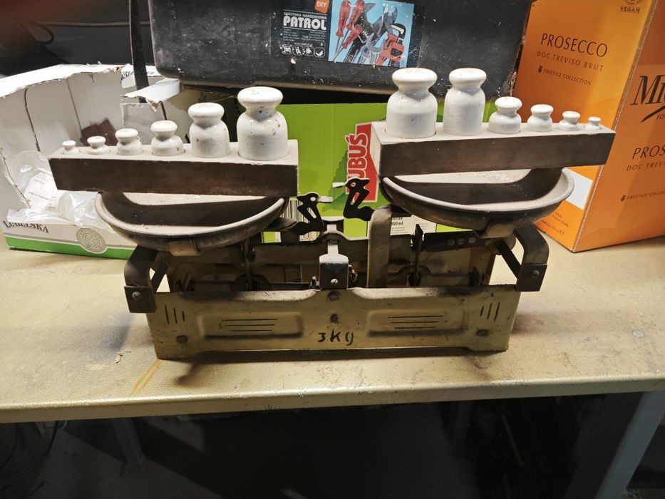 Waga tradycyjna retro z porcelanowymi odważnikami rarytas