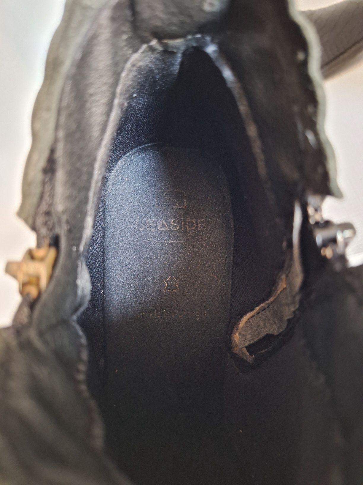 Botas cor preto de salto.