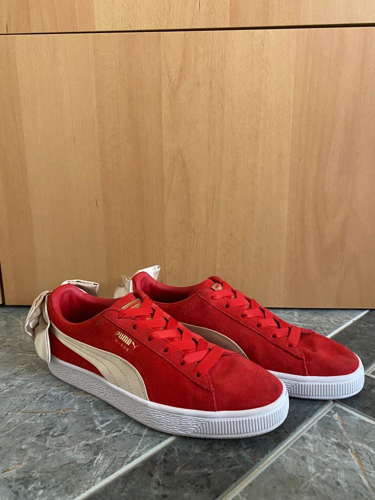 Ténis Puma vermelho e dourado