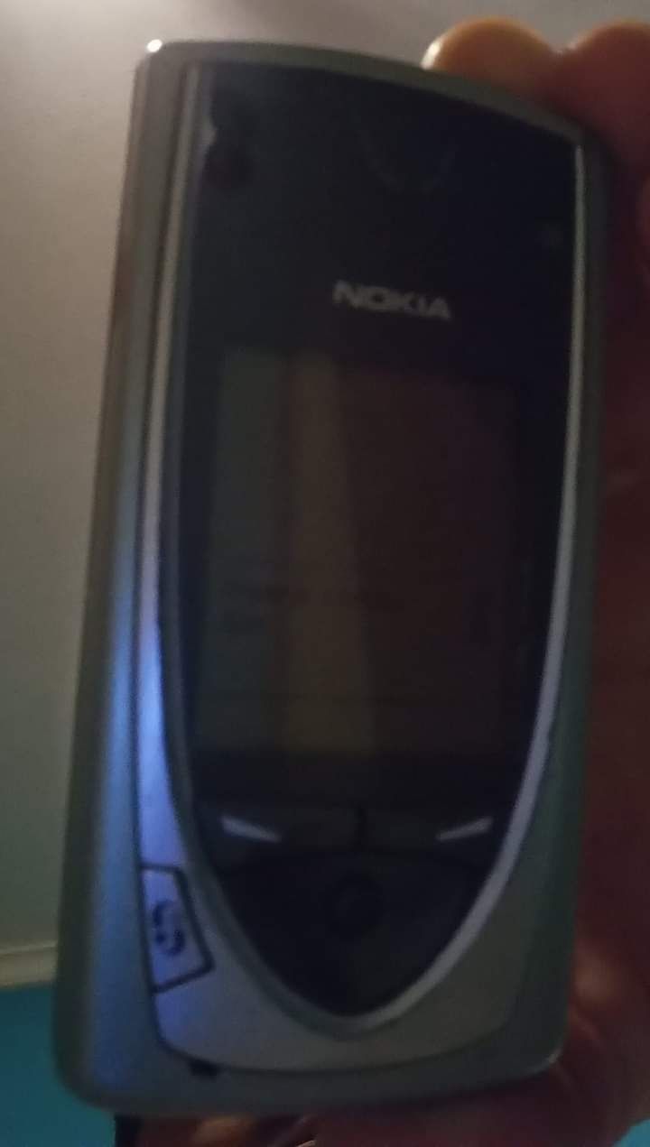 telemóvel  dá marca Nokia modelo 7650