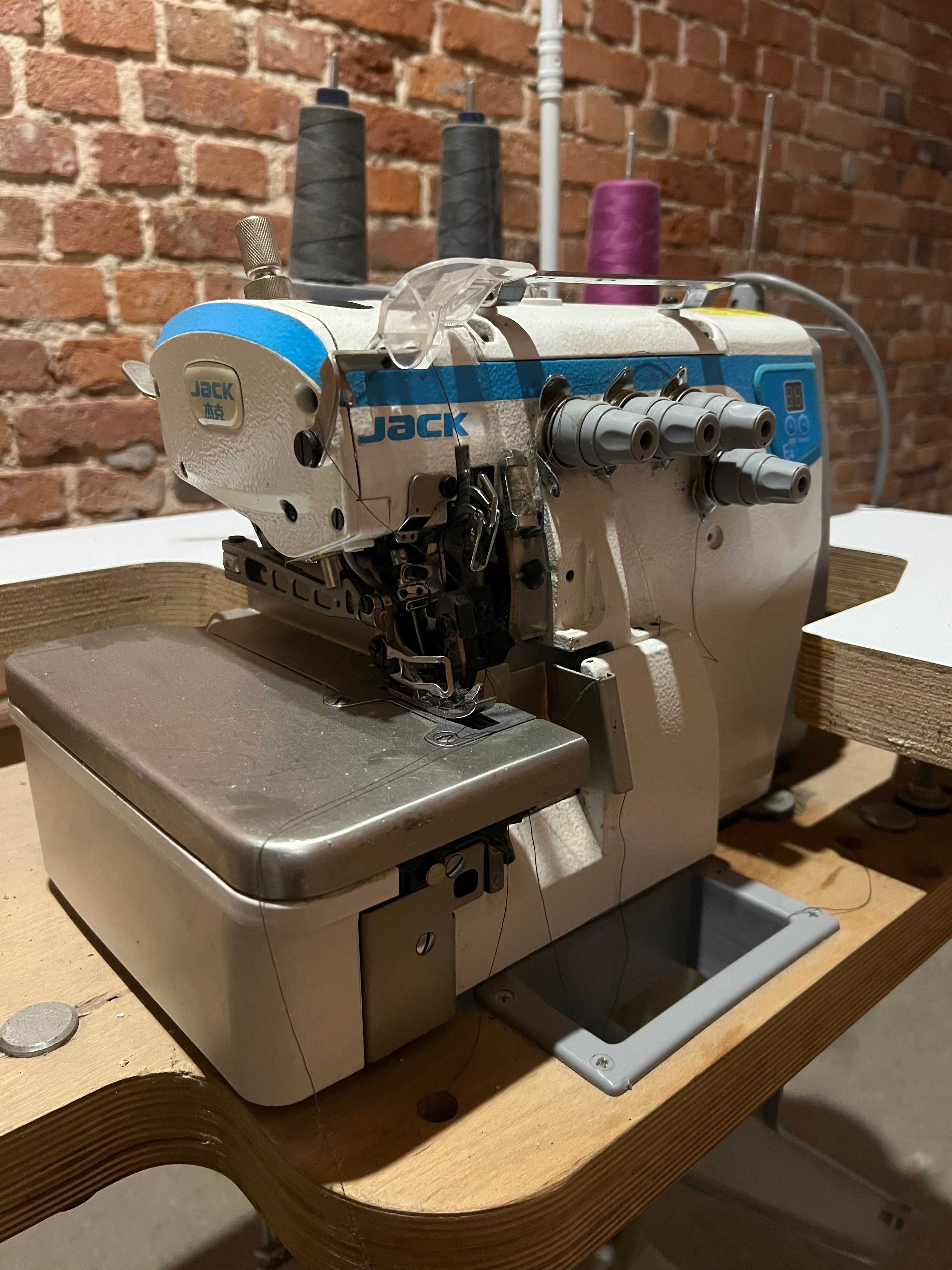 Profesjonalny, szwalniczy owerlok overlock 4-nitkowy Jack E4S-4 2 igły