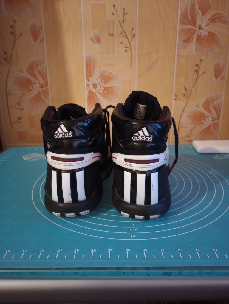 Продам кроссовки мужские Adidas.