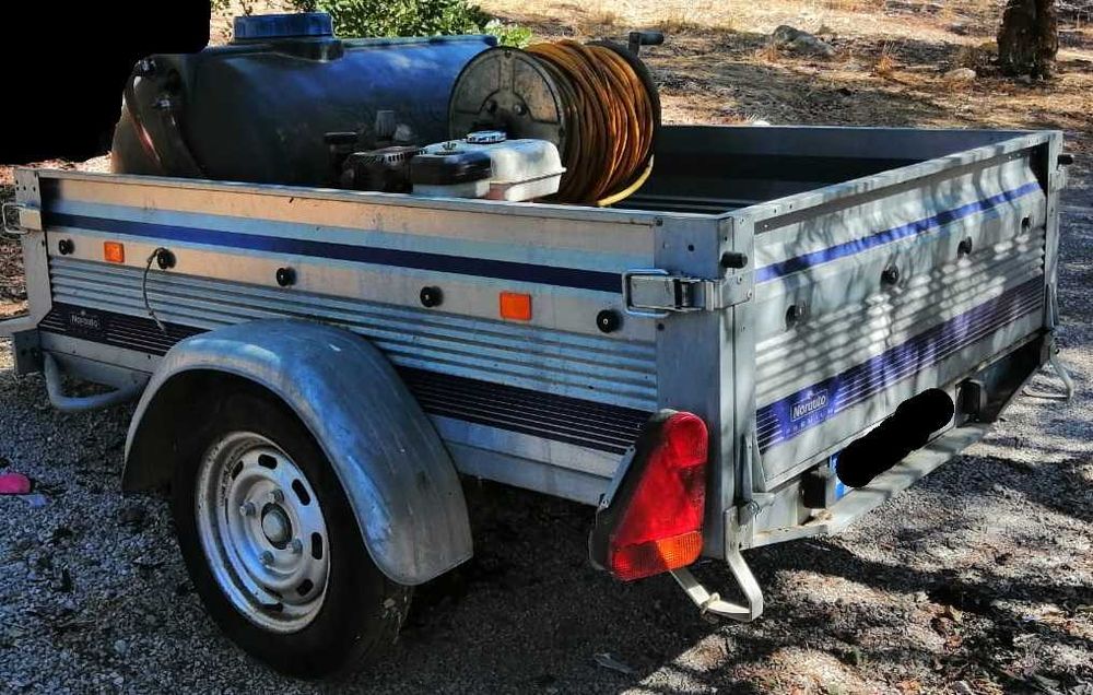 Reboque com Tomix e deposito pulverizador