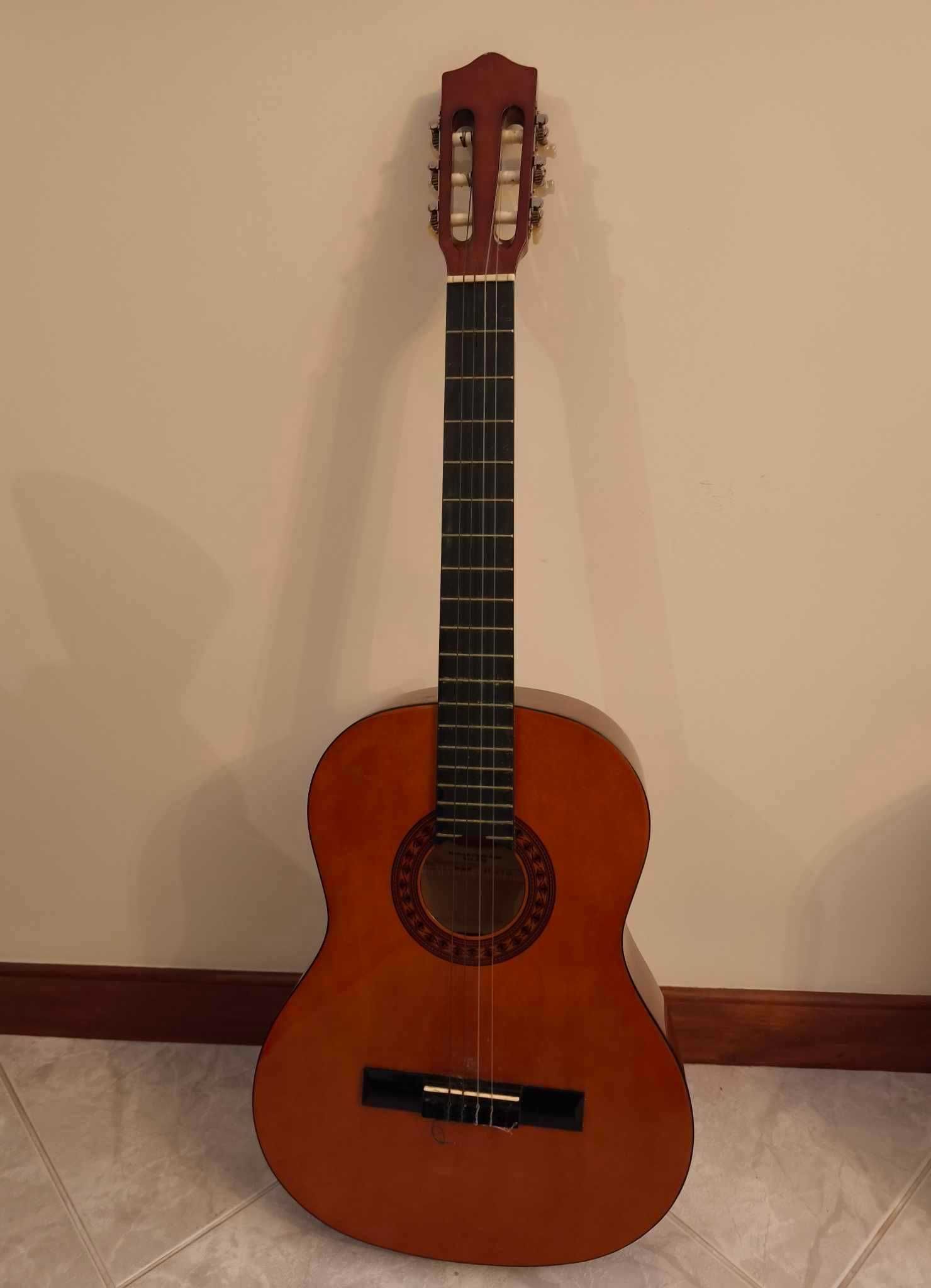Guitarra clássica, com saco Stagg.
