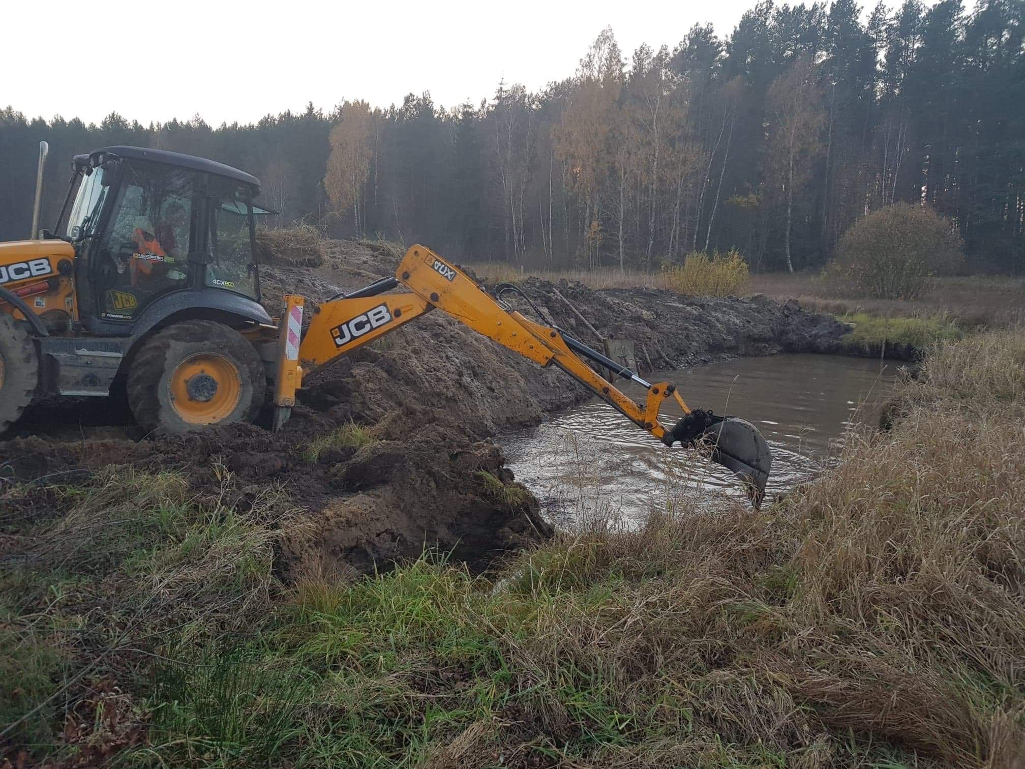 Usługi koparką, koparko-ładowarką