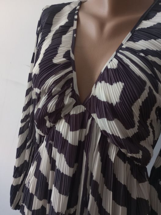 Nowa piękna sukienka H&M rozciągliwa pasuje na 38/40/42