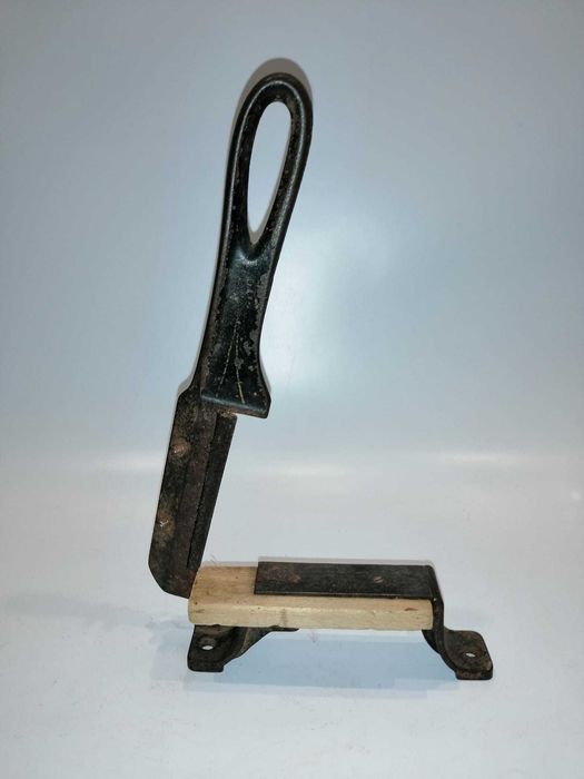 Guilhotinas de mesa antigas em ferro e madeira