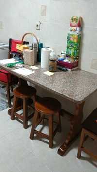 Mesa de cozinha com 2 bancos e 2 cadeiras