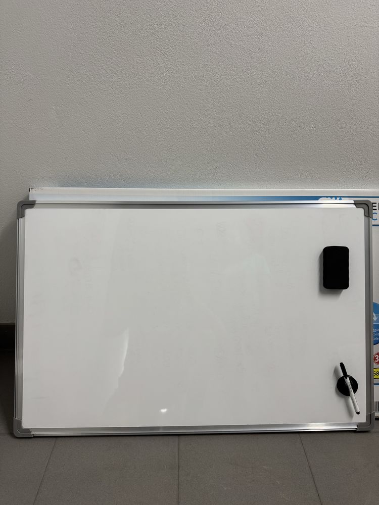 Quadro branco magnético 90 × 58,5 cm + acessórios – Como Novo