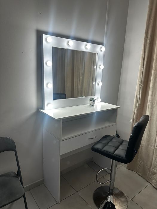 Оренда візажного столика, стіл бровіста