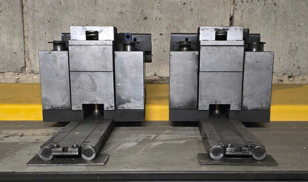 Łapa Uchwyt mocowania blachy do wykrawarki CNC Boschert pneumatyczna