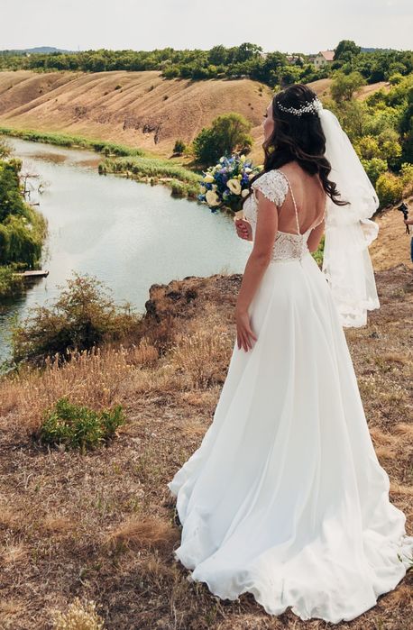 Весільна сукня з відкритою спиною та шлейфом 42 розмір