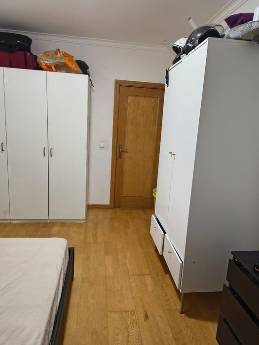 Quarto  todo mobiliado com cama de casal em ótima  localização