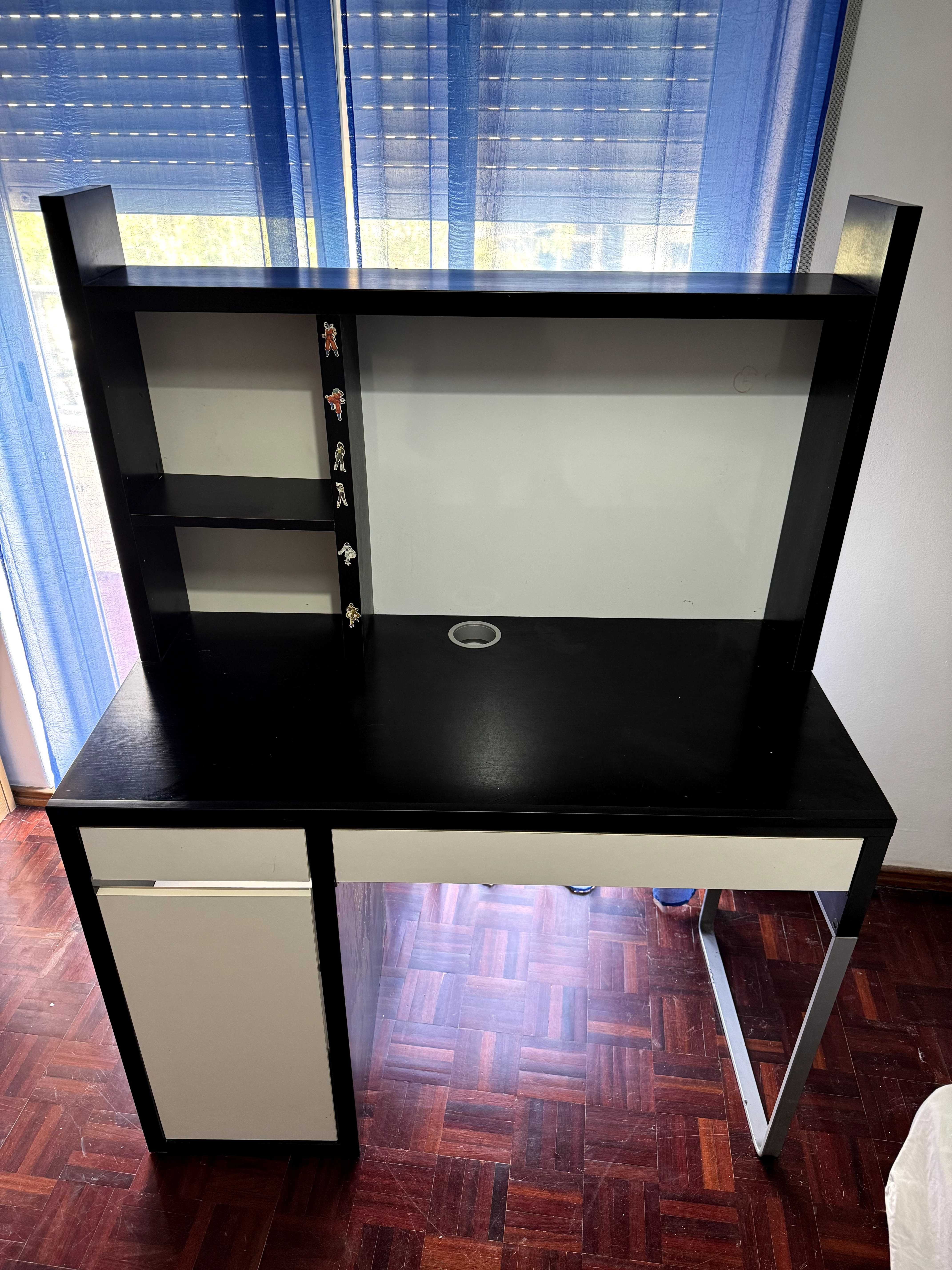 escrivaninha preta e blanca