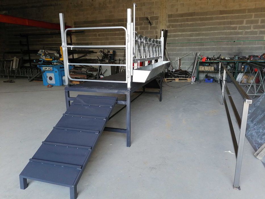 Amarre com plataforma para cabras ou ovelhas