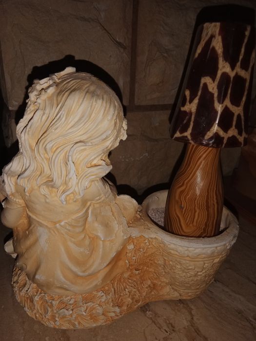 Kwietnik lub świecznik dziewczynka z kamienia