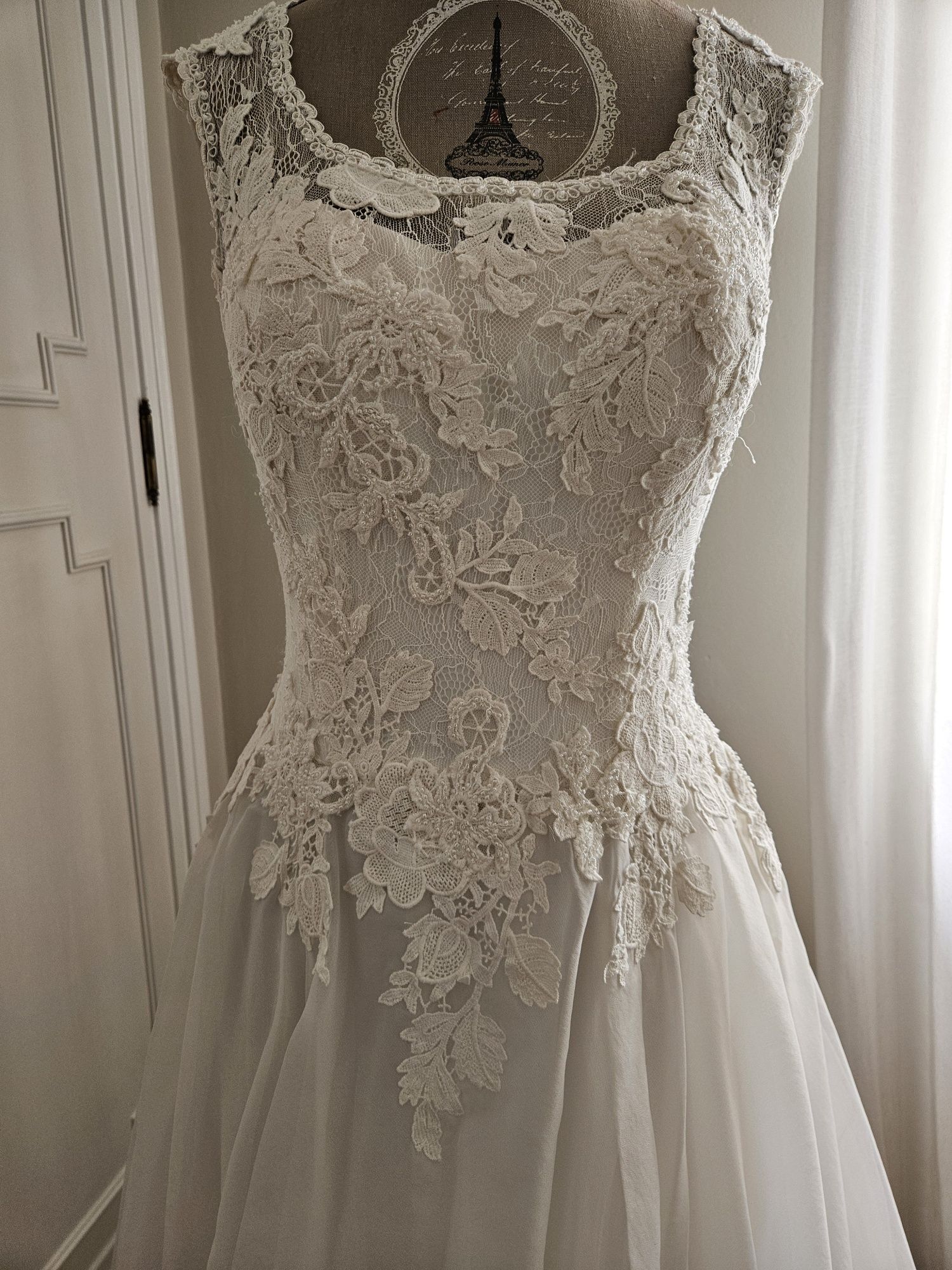 Vestido de noiva Pronovias com véu e saiote. Tamanho S
