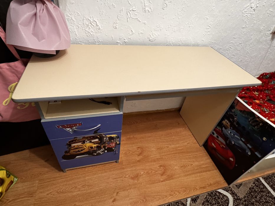 Набір дитячий ліжко стіл і шафа підвісна