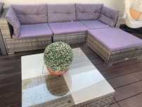 Sofas e mesa de jardim