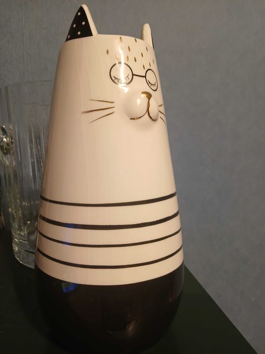Zabawny ceramiczny wazon-kot