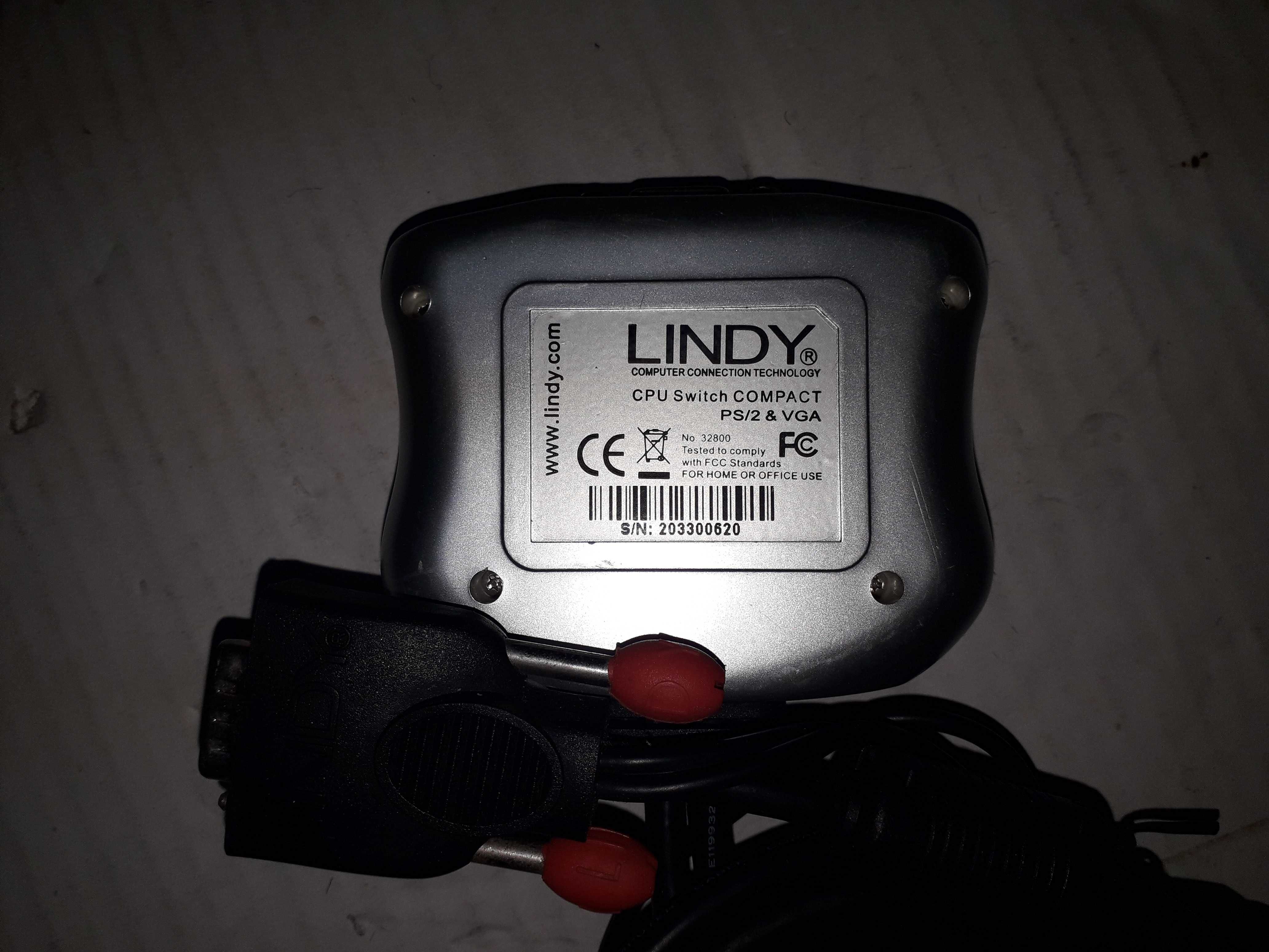 Lindy KVM Switch (Comutador teclado+Rato+VGA)