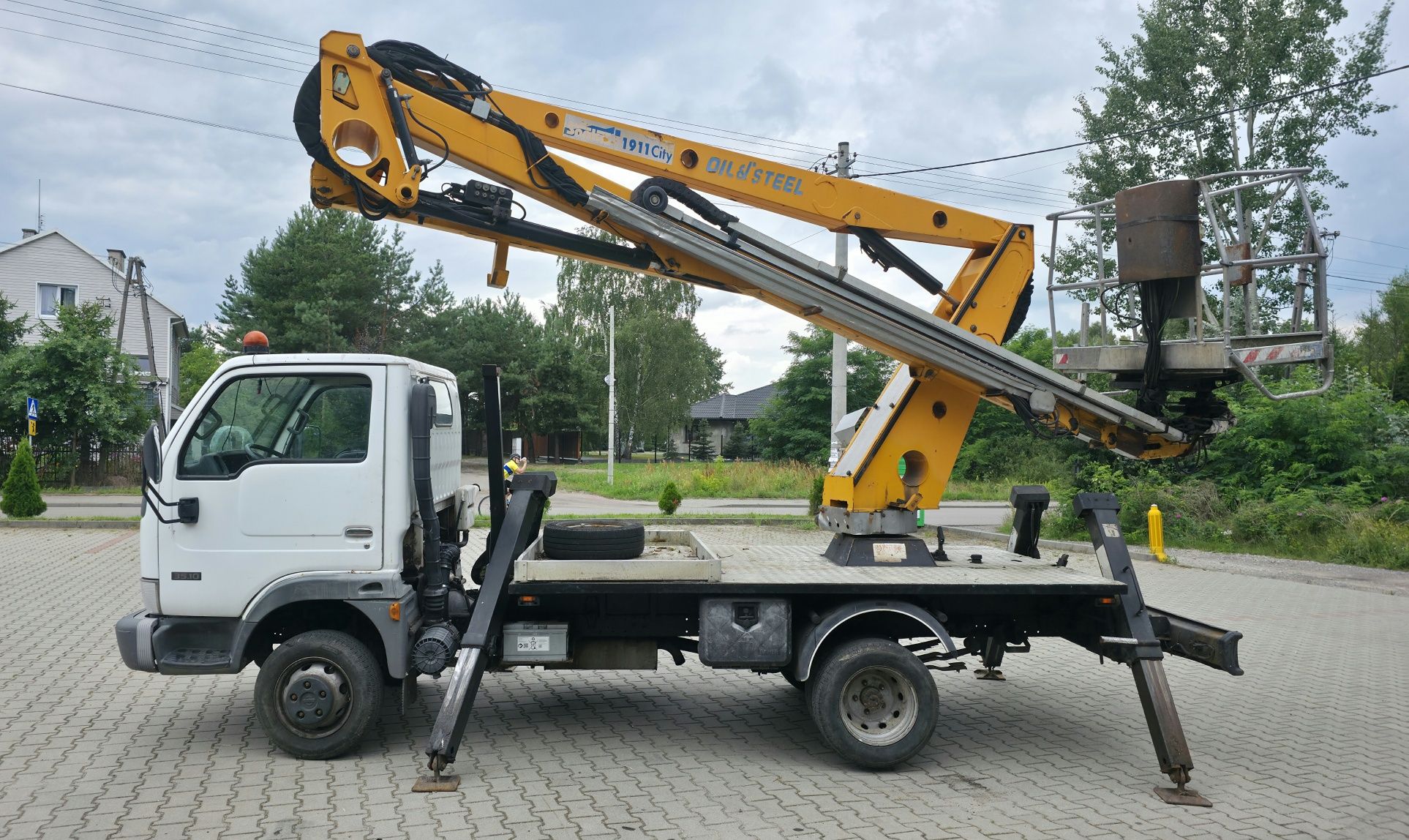 Podnośnik koszowy Nissan Cabstar 2005