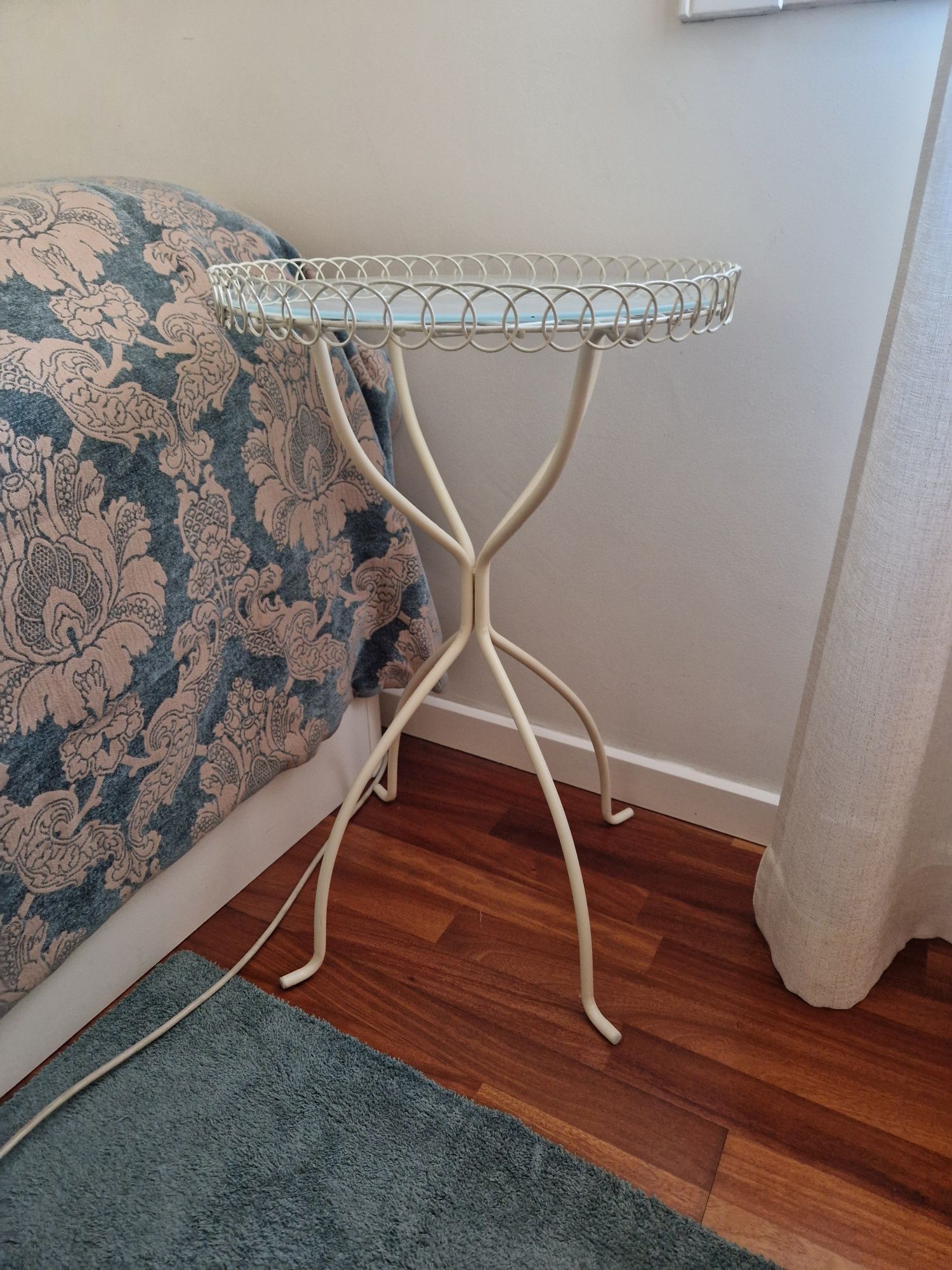 2 mesas de cabeceira/apoio IKEA