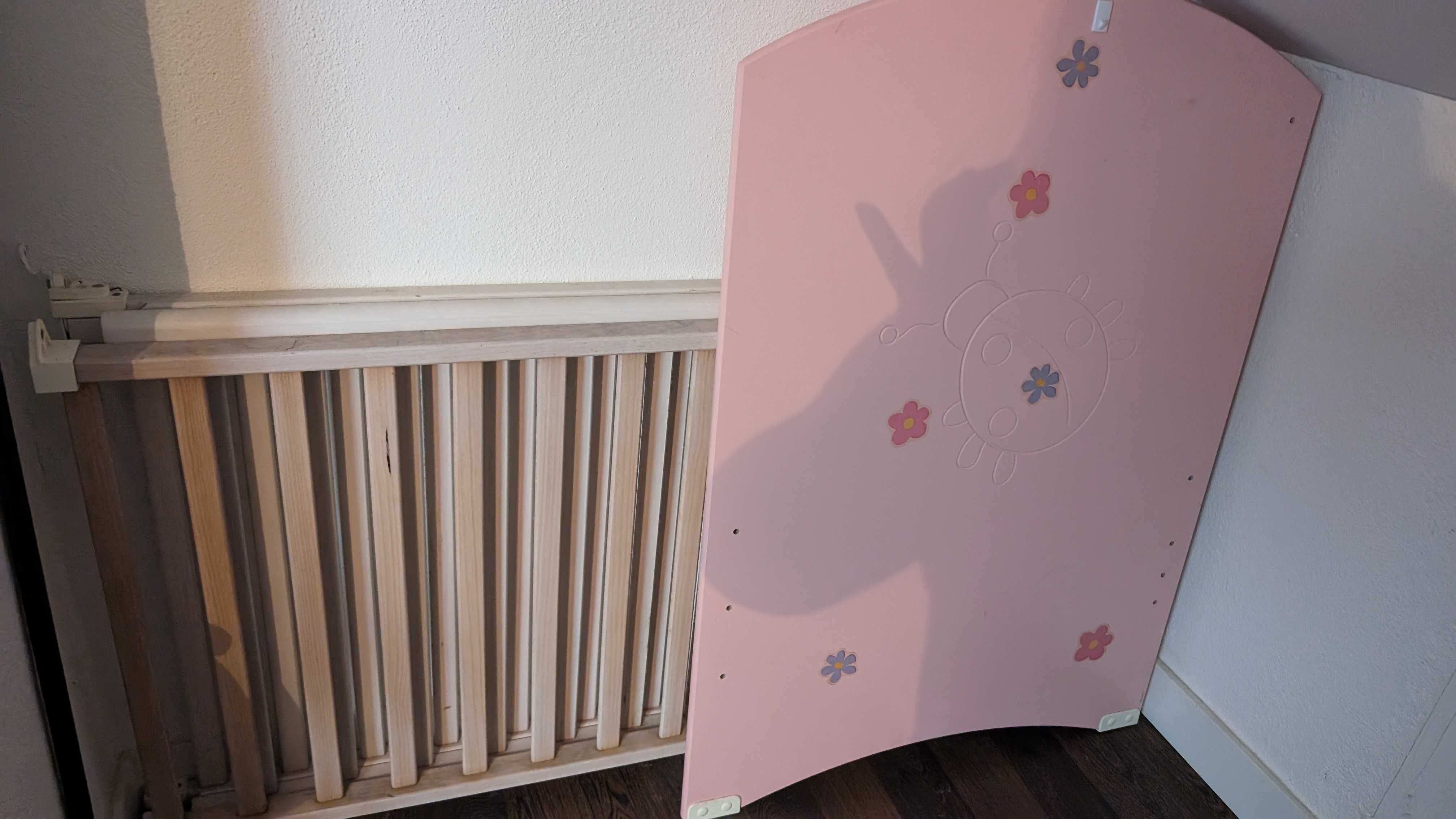 Cama de grades com colchão e oferta de protetores laterais
