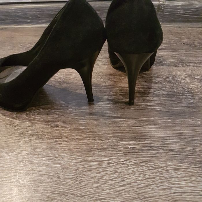 Czarne czółenka zamszowe