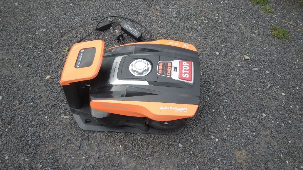 Robot koszący Yard Force Compact 400RiS kosiarka automatyczna 400m²