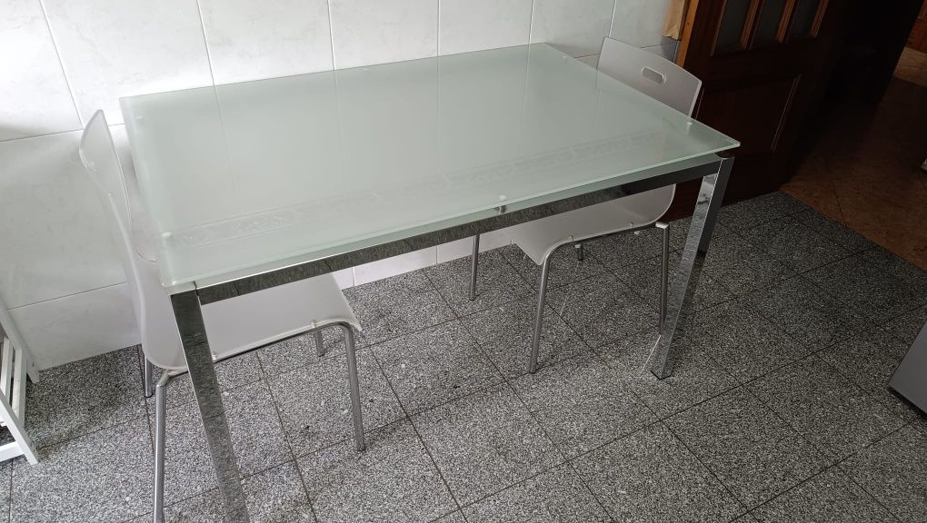 Conjunto de cozinha: mesa e duas cadeiras