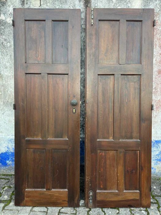 Porta rústica em madeira maciça