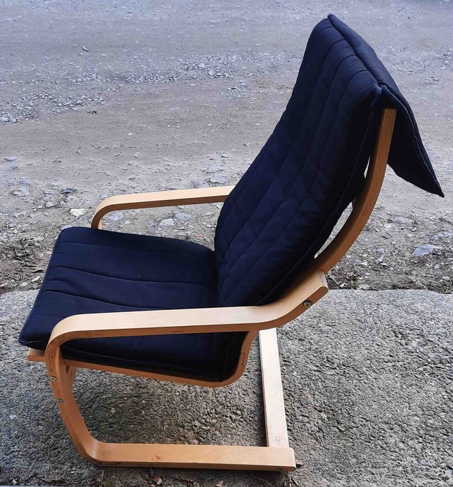 кресло POÄNG от IKEA с каркасом из березового шпона и подушкой