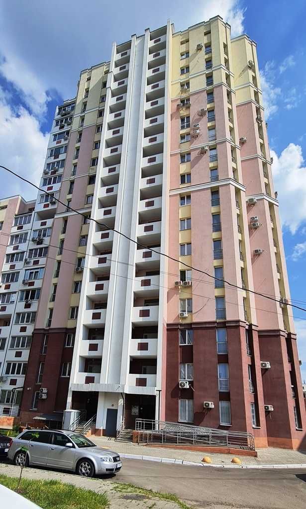 Продам 1к.кв.  44кв.м . Центр, м.Захисників України.  Власник