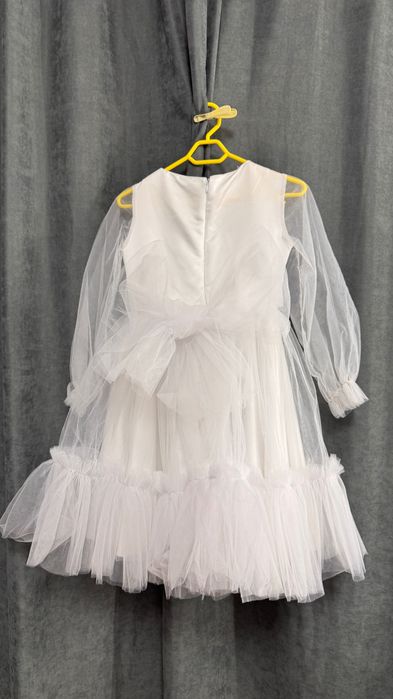 Ніжна дитяча сукня білого кольору