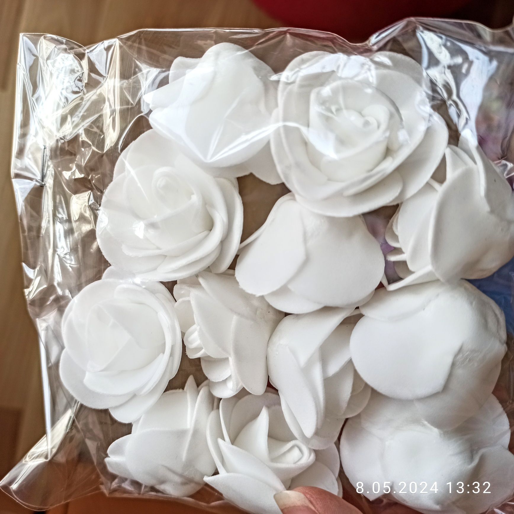 Białe róże piankowe