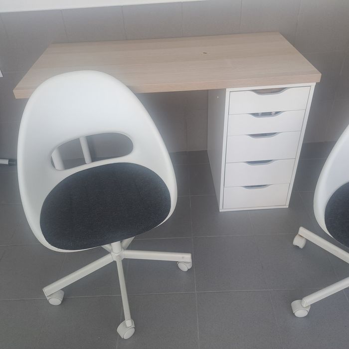 Mesa e cadeiras manicure