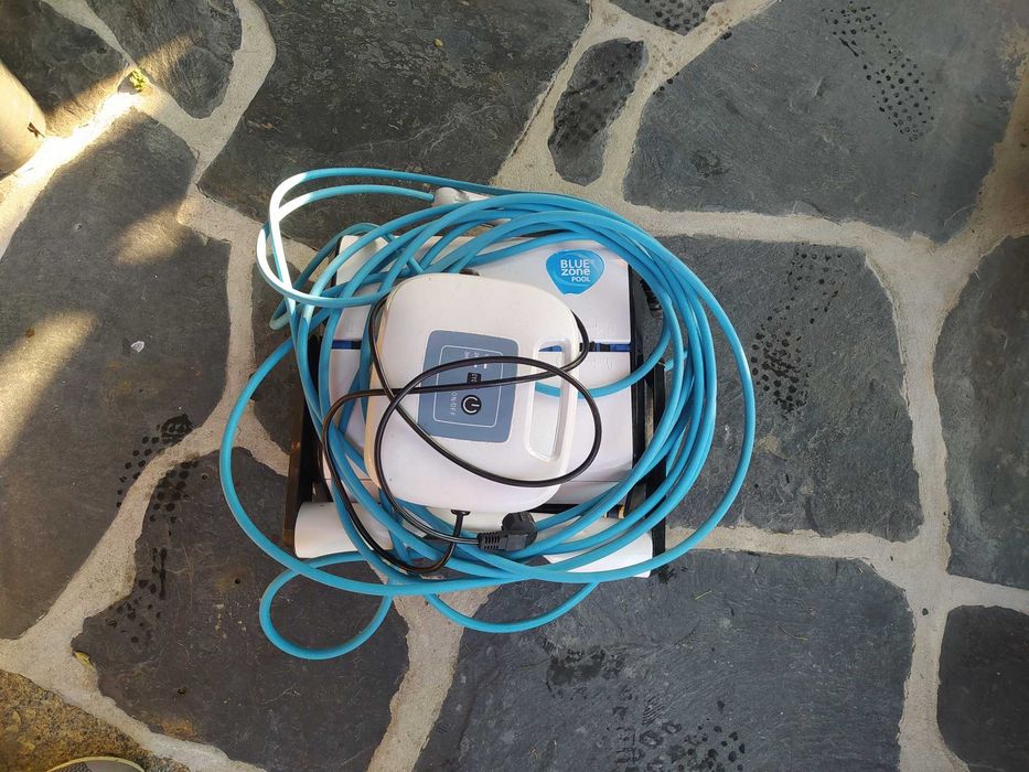 Robot limpeza piscina avariado