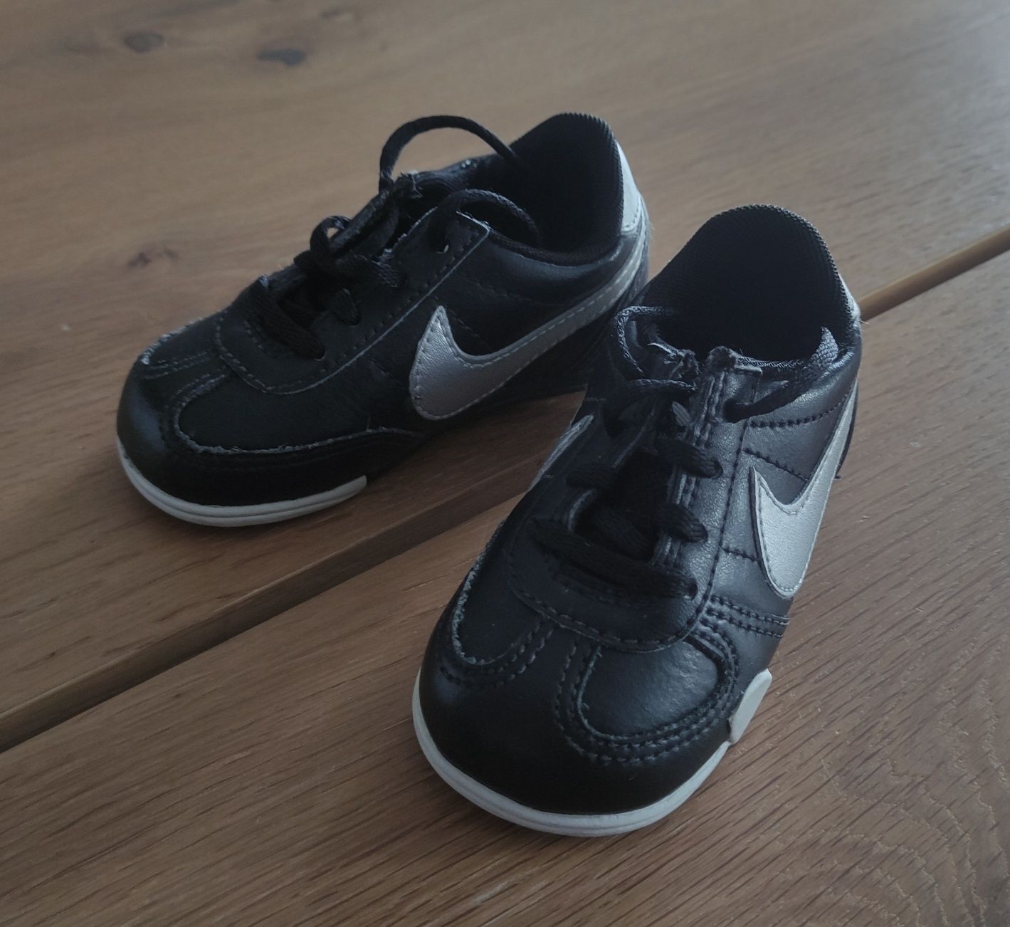 Czarne buty dziecięce Nike rozmiar 19,5
