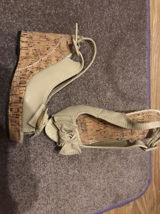 Sandały platformy beżowe