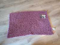 Nowy różowy dywanik łazienkowy