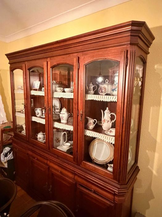 Aparador/Vitrine de sala em Madeira Maciça