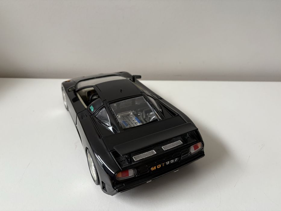 Model Bugatti EB110 1:18 BBurago Burago (maisto welly)
